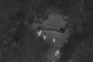 Podezřelý z černého odběru elektřiny si opevnil chatu a na plot vyvěsil cedule s varováním před nebezpečím. Navštívila ho zásahová jednotka